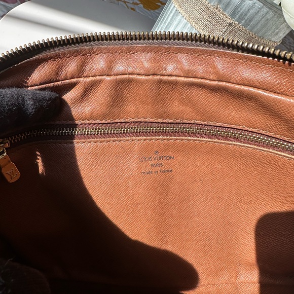 Authentic vintage LOUIS VUITTON
Monogram Pochette Marly Dragonne - Picture 15 of 17